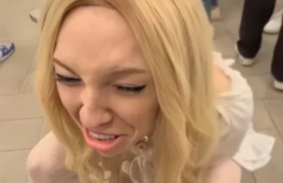 Фрося не успела добежать до туалета и просто обосралась в общественном месте